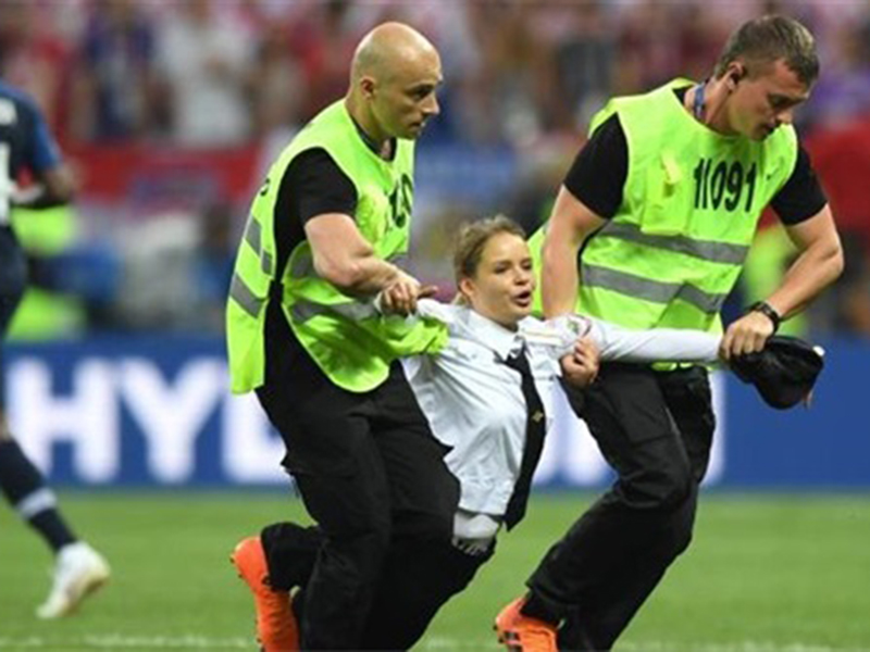 الحكم بالحبس 15 يومًا لمقتحمي مباراة كأس العالم النهائية